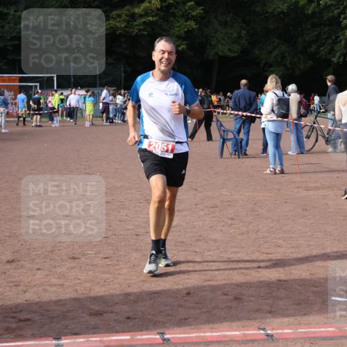 27.09.2026 - 35. Volkslauf durch das schöne Alstertal Strokosch-Dieckow http://msf.ph/oto/10571581 27.09.2026 12:19:57 Ziel 2051 meine-sportfotos.de