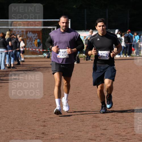 27.09.2026 - 35. Volkslauf durch das schöne Alstertal Strokosch-Dieckow http://msf.ph/oto/10571680 27.09.2026 11:21:15 Ziel 3966, 3967 meine-sportfotos.de