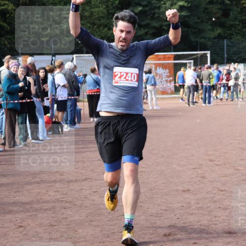 27.09.2026 - 35. Volkslauf durch das schöne Alstertal Strokosch-Dieckow http://msf.ph/oto/10571804 27.09.2026 12:20:27 Ziel 1901, 2240, 2413, 2426 meine-sportfotos.de