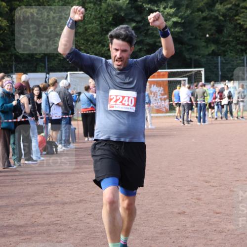 27.09.2026 - 35. Volkslauf durch das schöne Alstertal Strokosch-Dieckow http://msf.ph/oto/10571817 27.09.2026 12:20:27 Ziel 1901, 2240, 2413, 2426 meine-sportfotos.de