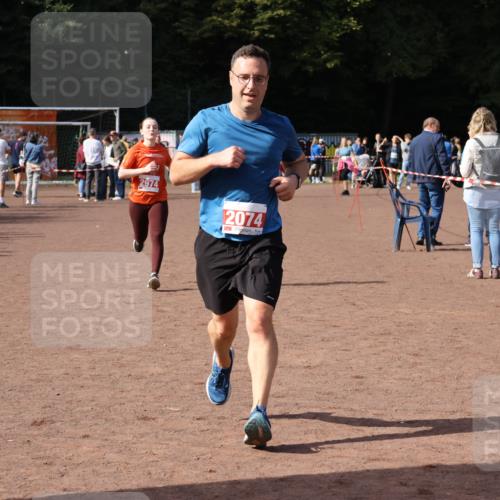 27.09.2026 - 35. Volkslauf durch das schöne Alstertal Strokosch-Dieckow http://msf.ph/oto/10571938 27.09.2026 12:20:55 Ziel 1079, 1641, 2074, 2974 meine-sportfotos.de