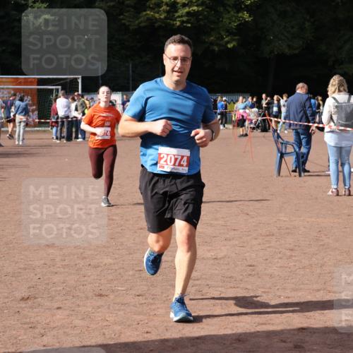 27.09.2026 - 35. Volkslauf durch das schöne Alstertal Strokosch-Dieckow http://msf.ph/oto/10571943 27.09.2026 12:20:55 Ziel 1079, 1641, 2074, 2974 meine-sportfotos.de