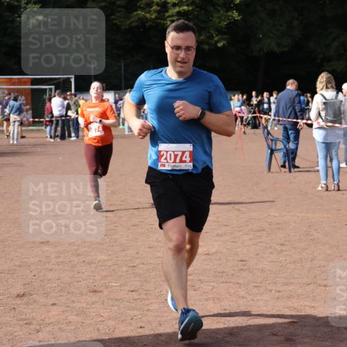 27.09.2026 - 35. Volkslauf durch das schöne Alstertal Strokosch-Dieckow http://msf.ph/oto/10571962 27.09.2026 12:20:55 Ziel 1079, 1641, 2074, 2974 meine-sportfotos.de