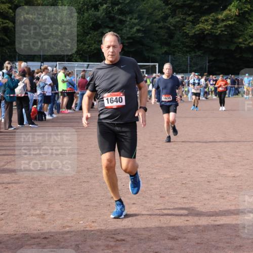 27.09.2026 - 35. Volkslauf durch das schöne Alstertal Strokosch-Dieckow http://msf.ph/oto/10572193 27.09.2026 12:21:33 Ziel 1615, 1620, 1633, 1635, 1639, 1640 meine-sportfotos.de