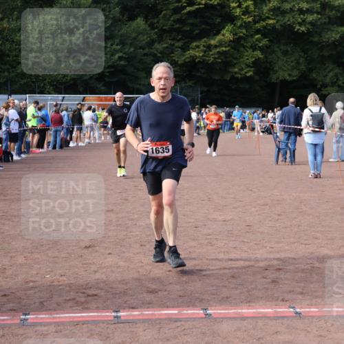 27.09.2026 - 35. Volkslauf durch das schöne Alstertal Strokosch-Dieckow http://msf.ph/oto/10572221 27.09.2026 12:21:36 Ziel 1059, 1615, 1622, 1635, 1640 meine-sportfotos.de