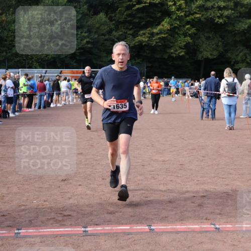 27.09.2026 - 35. Volkslauf durch das schöne Alstertal Strokosch-Dieckow http://msf.ph/oto/10572226 27.09.2026 12:21:36 Ziel 1059, 1615, 1622, 1635, 1640 meine-sportfotos.de