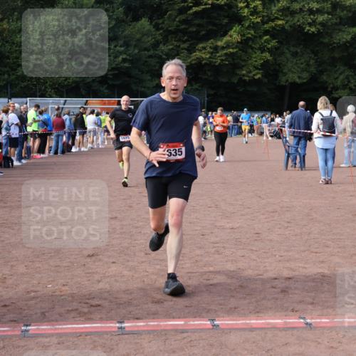 27.09.2026 - 35. Volkslauf durch das schöne Alstertal Strokosch-Dieckow http://msf.ph/oto/10572231 27.09.2026 12:21:36 Ziel 1059, 1615, 1622, 1635, 1640 meine-sportfotos.de