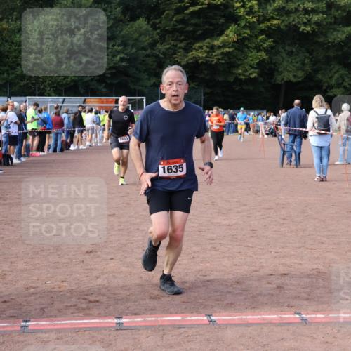 27.09.2026 - 35. Volkslauf durch das schöne Alstertal Strokosch-Dieckow http://msf.ph/oto/10572242 27.09.2026 12:21:37 Ziel 1059, 1615, 1622, 1635, 1640 meine-sportfotos.de