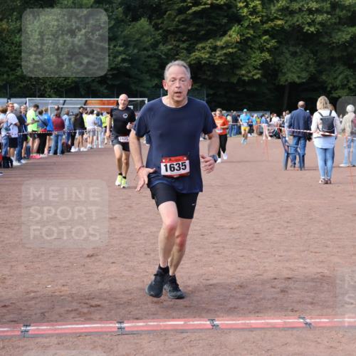 27.09.2026 - 35. Volkslauf durch das schöne Alstertal Strokosch-Dieckow http://msf.ph/oto/10572246 27.09.2026 12:21:37 Ziel 1059, 1615, 1622, 1635, 1640 meine-sportfotos.de