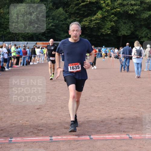 27.09.2026 - 35. Volkslauf durch das schöne Alstertal Strokosch-Dieckow http://msf.ph/oto/10572251 27.09.2026 12:21:37 Ziel 1059, 1615, 1622, 1635, 1640 meine-sportfotos.de