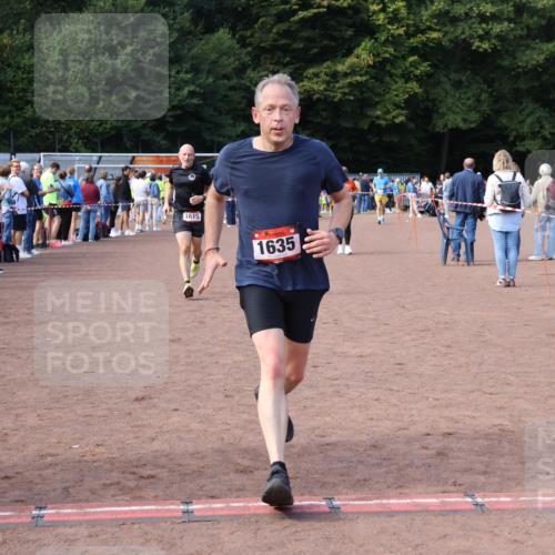 27.09.2026 - 35. Volkslauf durch das schöne Alstertal Strokosch-Dieckow http://msf.ph/oto/10572257 27.09.2026 12:21:37 Ziel 1059, 1615, 1622, 1635, 1640 meine-sportfotos.de