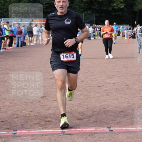 27.09.2026 - 35. Volkslauf durch das schöne Alstertal Strokosch-Dieckow http://msf.ph/oto/10572307 27.09.2026 12:21:39 Ziel 1059, 1615, 1622, 1635 meine-sportfotos.de