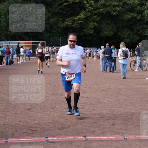 27.09.2026 - 35. Volkslauf durch das schöne Alstertal Strokosch-Dieckow http://msf.ph/oto/10572497 27.09.2026 12:21:56 Ziel 1664, 2023, 2247, 2332 meine-sportfotos.de