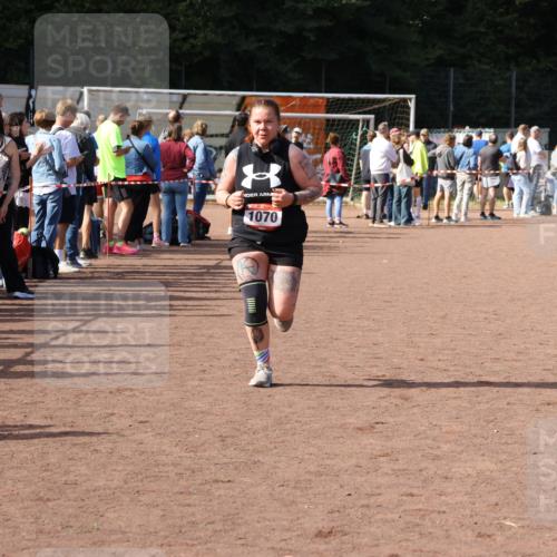 27.09.2026 - 35. Volkslauf durch das schöne Alstertal Strokosch-Dieckow http://msf.ph/oto/10572778 27.09.2026 12:22:42 Ziel 1070, 2218, 2220 meine-sportfotos.de