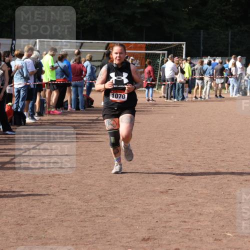 27.09.2026 - 35. Volkslauf durch das schöne Alstertal Strokosch-Dieckow http://msf.ph/oto/10572783 27.09.2026 12:22:42 Ziel 1070, 2218, 2220 meine-sportfotos.de