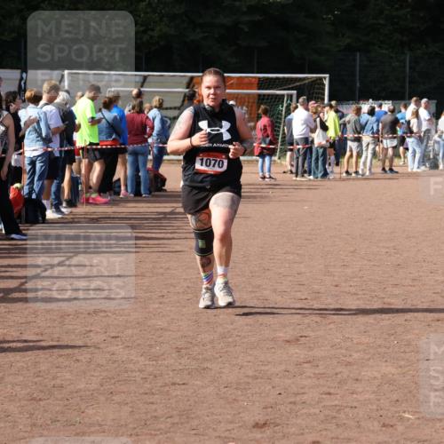27.09.2026 - 35. Volkslauf durch das schöne Alstertal Strokosch-Dieckow http://msf.ph/oto/10572788 27.09.2026 12:22:42 Ziel 1070, 2218, 2220 meine-sportfotos.de