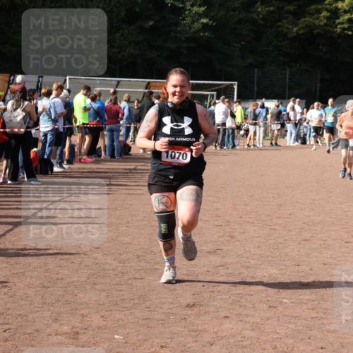 27.09.2026 - 35. Volkslauf durch das schöne Alstertal Strokosch-Dieckow http://msf.ph/oto/10572807 27.09.2026 12:22:43 Ziel 1070, 2104, 2218, 2220 meine-sportfotos.de
