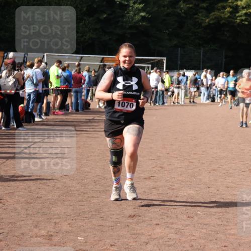 27.09.2026 - 35. Volkslauf durch das schöne Alstertal Strokosch-Dieckow http://msf.ph/oto/10572812 27.09.2026 12:22:43 Ziel 1070, 2104, 2218, 2220 meine-sportfotos.de