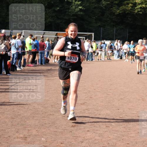 27.09.2026 - 35. Volkslauf durch das schöne Alstertal Strokosch-Dieckow http://msf.ph/oto/10572817 27.09.2026 12:22:43 Ziel 1070, 2104, 2218, 2220 meine-sportfotos.de