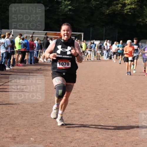 27.09.2026 - 35. Volkslauf durch das schöne Alstertal Strokosch-Dieckow http://msf.ph/oto/10572835 27.09.2026 12:22:43 Ziel 1070, 2104, 2218, 2220 meine-sportfotos.de