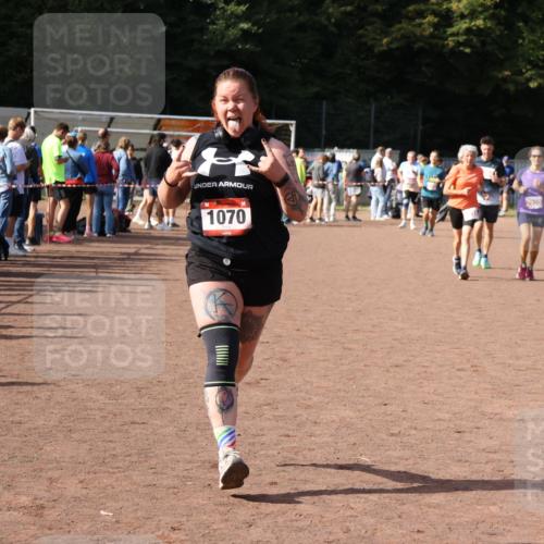 27.09.2026 - 35. Volkslauf durch das schöne Alstertal Strokosch-Dieckow http://msf.ph/oto/10572846 27.09.2026 12:22:44 Ziel 1070, 2104, 2218, 2220 meine-sportfotos.de