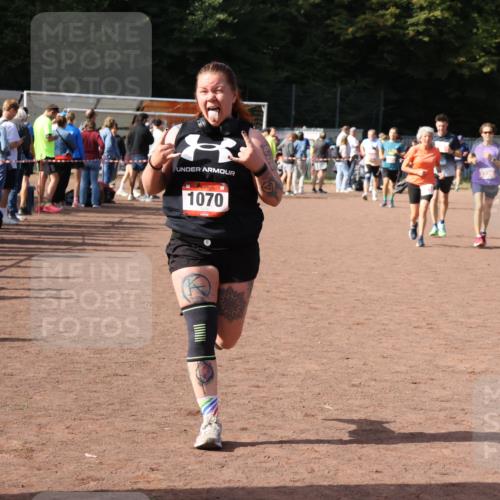 27.09.2026 - 35. Volkslauf durch das schöne Alstertal Strokosch-Dieckow http://msf.ph/oto/10572850 27.09.2026 12:22:44 Ziel 1070, 2104, 2218, 2220 meine-sportfotos.de