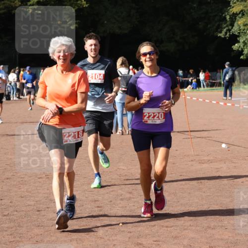 27.09.2026 - 35. Volkslauf durch das schöne Alstertal Strokosch-Dieckow http://msf.ph/oto/10572882 27.09.2026 12:22:49 Ziel 1644, 2104, 2218, 2220, 2370 meine-sportfotos.de