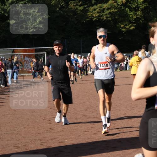 27.09.2026 - 35. Volkslauf durch das schöne Alstertal Strokosch-Dieckow http://msf.ph/oto/10572928 27.09.2026 11:20:54 Ziel 1418, 3184, 3234, 3989 meine-sportfotos.de