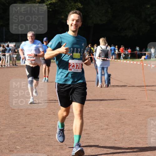 27.09.2026 - 35. Volkslauf durch das schöne Alstertal Strokosch-Dieckow http://msf.ph/oto/10572952 27.09.2026 12:22:54 Ziel 1644, 2104, 2150, 2218, 2220, 2370 meine-sportfotos.de