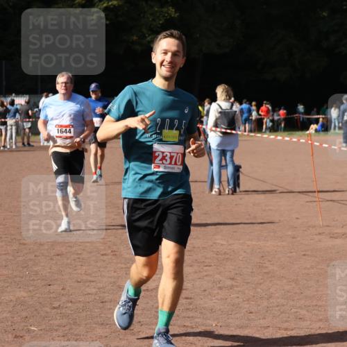 27.09.2026 - 35. Volkslauf durch das schöne Alstertal Strokosch-Dieckow http://msf.ph/oto/10572956 27.09.2026 12:22:54 Ziel 1644, 2104, 2150, 2218, 2220, 2370 meine-sportfotos.de