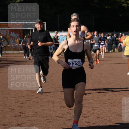 27.09.2026 - 35. Volkslauf durch das schöne Alstertal Strokosch-Dieckow http://msf.ph/oto/10572963 27.09.2026 11:20:53 Ziel 1418, 3184, 3234, 3989 meine-sportfotos.de