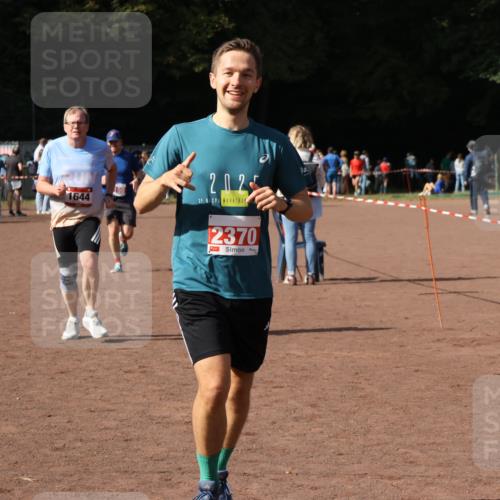 27.09.2026 - 35. Volkslauf durch das schöne Alstertal Strokosch-Dieckow http://msf.ph/oto/10572964 27.09.2026 12:22:54 Ziel 1644, 2104, 2150, 2218, 2220, 2370 meine-sportfotos.de