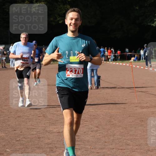 27.09.2026 - 35. Volkslauf durch das schöne Alstertal Strokosch-Dieckow http://msf.ph/oto/10572969 27.09.2026 12:22:54 Ziel 1644, 2104, 2150, 2218, 2220, 2370 meine-sportfotos.de