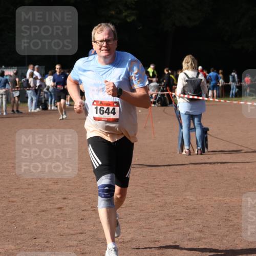 27.09.2026 - 35. Volkslauf durch das schöne Alstertal Strokosch-Dieckow http://msf.ph/oto/10572982 27.09.2026 12:22:56 Ziel 1644, 2150, 2370 meine-sportfotos.de