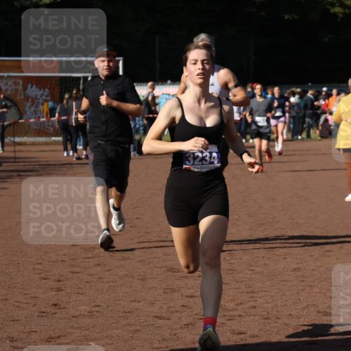 27.09.2026 - 35. Volkslauf durch das schöne Alstertal Strokosch-Dieckow http://msf.ph/oto/10573001 27.09.2026 11:20:53 Ziel 1418, 3184, 3234, 3989 meine-sportfotos.de