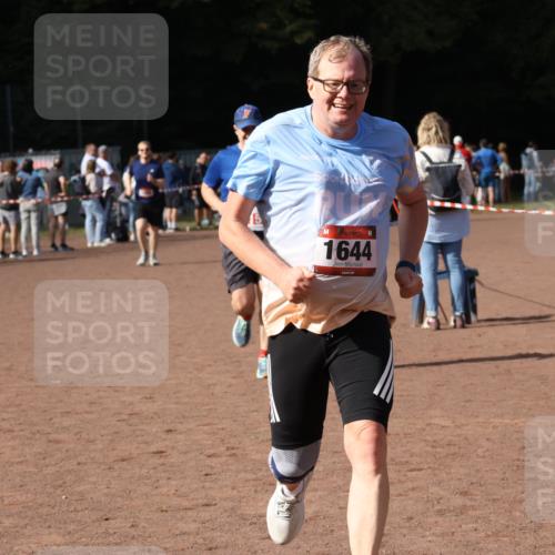 27.09.2026 - 35. Volkslauf durch das schöne Alstertal Strokosch-Dieckow http://msf.ph/oto/10573007 27.09.2026 12:22:56 Ziel 1644, 2150, 2370 meine-sportfotos.de