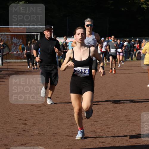 27.09.2026 - 35. Volkslauf durch das schöne Alstertal Strokosch-Dieckow http://msf.ph/oto/10573122 27.09.2026 11:20:53 Ziel 1418, 3184, 3234, 3989 meine-sportfotos.de