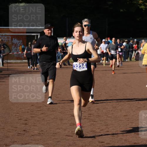27.09.2026 - 35. Volkslauf durch das schöne Alstertal Strokosch-Dieckow http://msf.ph/oto/10573200 27.09.2026 11:20:53 Ziel 1418, 3184, 3234, 3989 meine-sportfotos.de