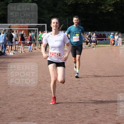 27.09.2026 - 35. Volkslauf durch das schöne Alstertal Strokosch-Dieckow http://msf.ph/oto/10573668 27.09.2026 12:25:26 Ziel 2342, 2392 meine-sportfotos.de