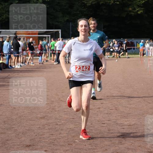 27.09.2026 - 35. Volkslauf durch das schöne Alstertal Strokosch-Dieckow http://msf.ph/oto/10573691 27.09.2026 12:25:27 Ziel 2342, 2392 meine-sportfotos.de
