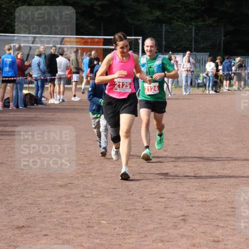 27.09.2026 - 35. Volkslauf durch das schöne Alstertal Strokosch-Dieckow http://msf.ph/oto/10573873 27.09.2026 12:26:10 Ziel 2124, 2125 meine-sportfotos.de