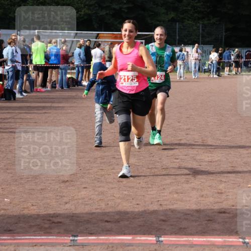27.09.2026 - 35. Volkslauf durch das schöne Alstertal Strokosch-Dieckow http://msf.ph/oto/10573883 27.09.2026 12:26:11 Ziel 2124, 2125 meine-sportfotos.de