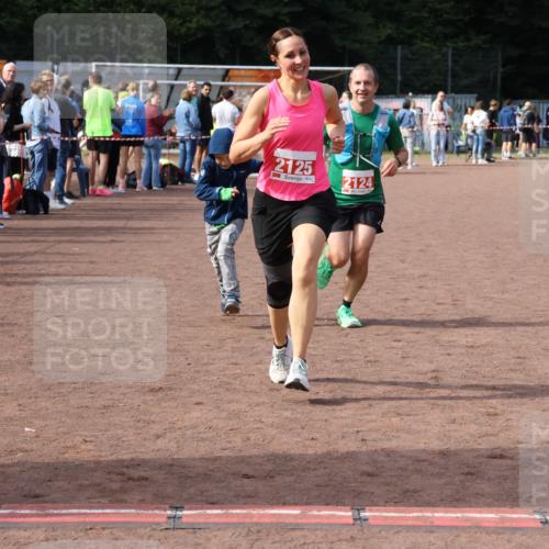 27.09.2026 - 35. Volkslauf durch das schöne Alstertal Strokosch-Dieckow http://msf.ph/oto/10573898 27.09.2026 12:26:11 Ziel 2124, 2125 meine-sportfotos.de