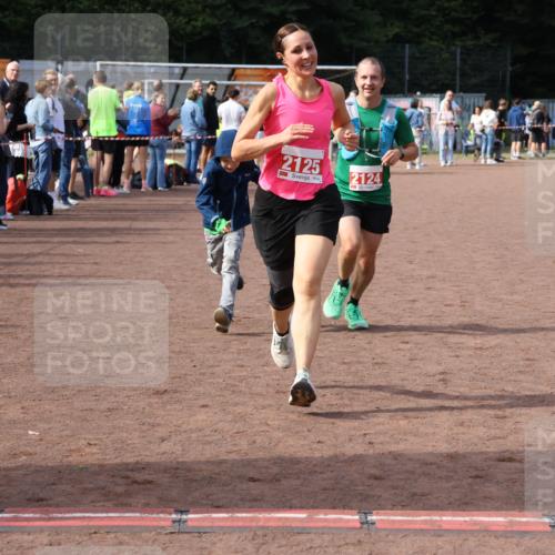 27.09.2026 - 35. Volkslauf durch das schöne Alstertal Strokosch-Dieckow http://msf.ph/oto/10573902 27.09.2026 12:26:11 Ziel 2124, 2125 meine-sportfotos.de