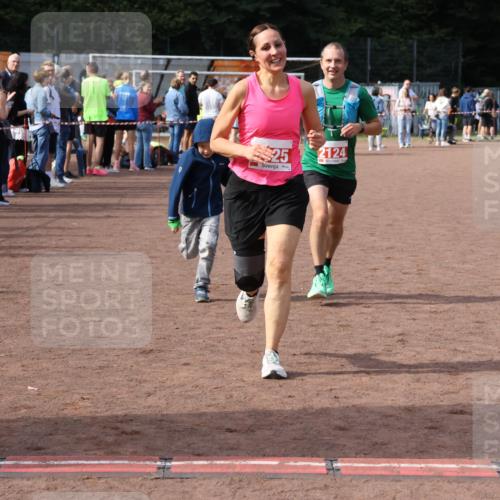 27.09.2026 - 35. Volkslauf durch das schöne Alstertal Strokosch-Dieckow http://msf.ph/oto/10573908 27.09.2026 12:26:11 Ziel 2124, 2125 meine-sportfotos.de