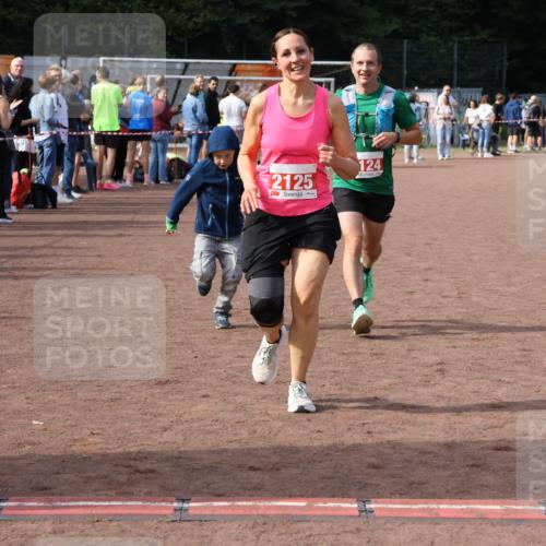 27.09.2026 - 35. Volkslauf durch das schöne Alstertal Strokosch-Dieckow http://msf.ph/oto/10573913 27.09.2026 12:26:11 Ziel 2124, 2125 meine-sportfotos.de