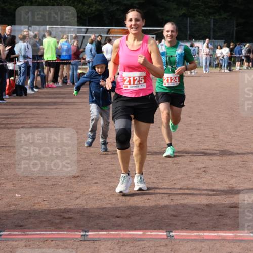 27.09.2026 - 35. Volkslauf durch das schöne Alstertal Strokosch-Dieckow http://msf.ph/oto/10573917 27.09.2026 12:26:11 Ziel 2124, 2125 meine-sportfotos.de