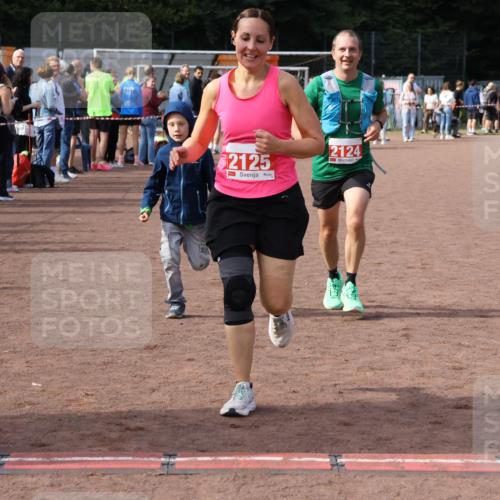 27.09.2026 - 35. Volkslauf durch das schöne Alstertal Strokosch-Dieckow http://msf.ph/oto/10573931 27.09.2026 12:26:11 Ziel 2124, 2125 meine-sportfotos.de
