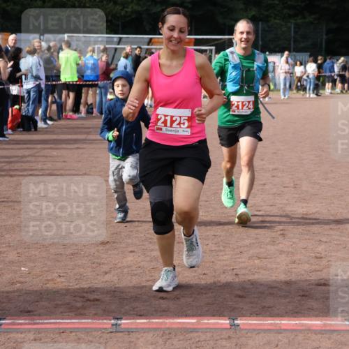 27.09.2026 - 35. Volkslauf durch das schöne Alstertal Strokosch-Dieckow http://msf.ph/oto/10573936 27.09.2026 12:26:11 Ziel 2124, 2125 meine-sportfotos.de