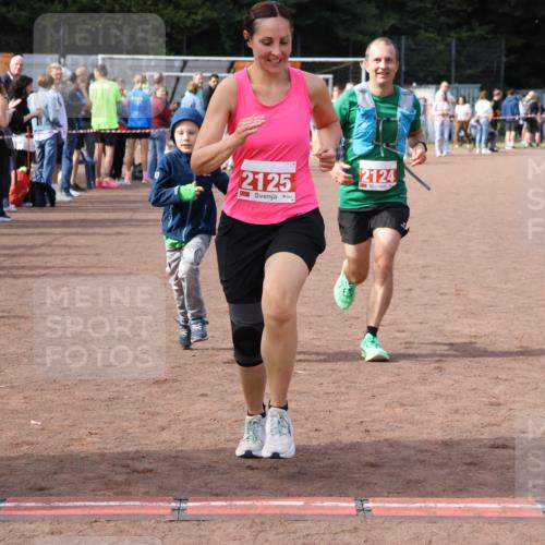 27.09.2026 - 35. Volkslauf durch das schöne Alstertal Strokosch-Dieckow http://msf.ph/oto/10573941 27.09.2026 12:26:11 Ziel 2124, 2125 meine-sportfotos.de